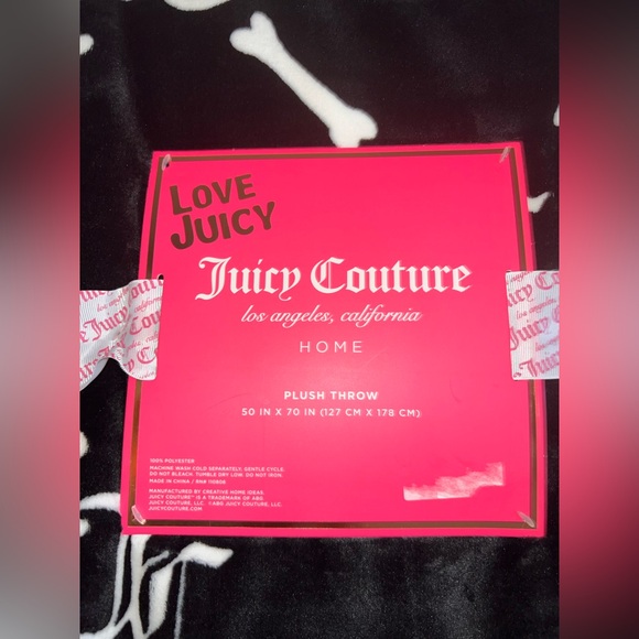 🦴NWT Juicy Couture Pink and Black Plush Throw 50x 70 - Picture 2 of 4